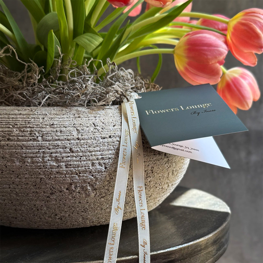 Peach tulips in a stone planter with a branded ‘Flowers Lounge by Iness’ gift tag. A luxurious floral arrangement designed for gifting, perfect for any occasion, featuring an elegant and thoughtful presentation.